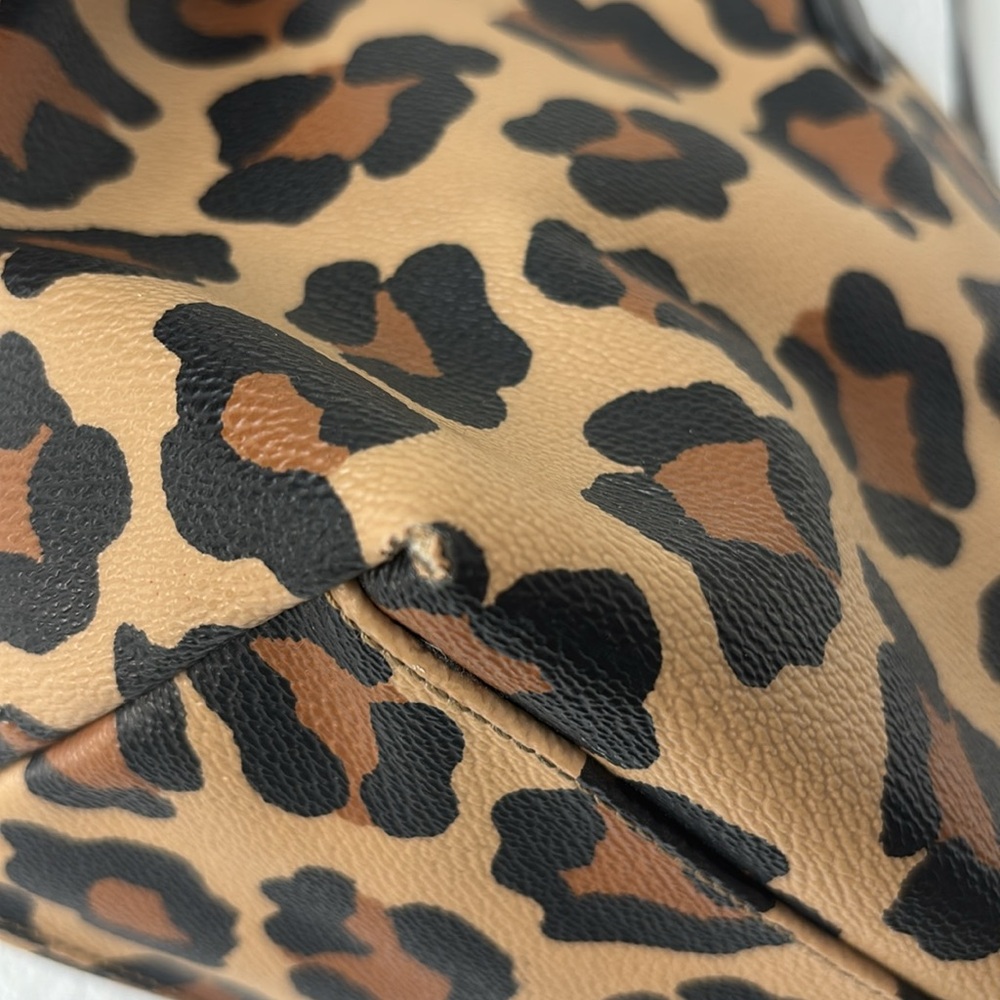 🔥 *Spotlight Stealer* Coach Gallery Bag
~ Leopard Print Posh Perfection! - Picture 12 of 16